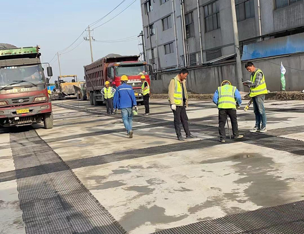 丰顺老材料的新故事：玻璃纤维土工格栅如何在‘白改黑’浪潮中重获新生？