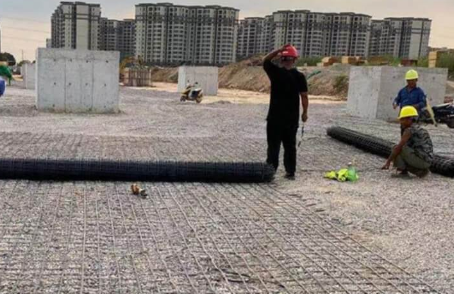 丰顺土工格栅铺设前地基要怎么处理？